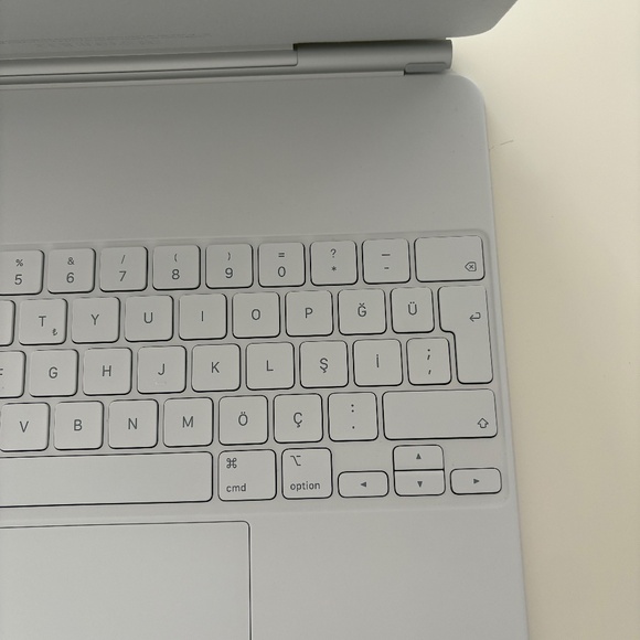 2 X APPLE Magic Keyboard for iPad 11'" and 13" - Picture 8 of 8